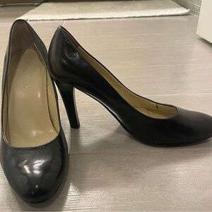 Ralph Lauren Black Leather Closed Toe Pumps